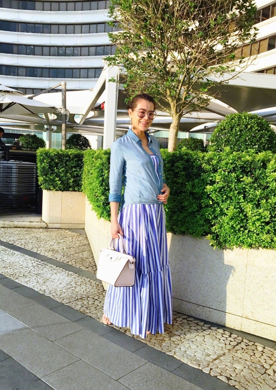 准辣妈胡杏儿晒美照 修身长裙尽情秀曲线_图-4