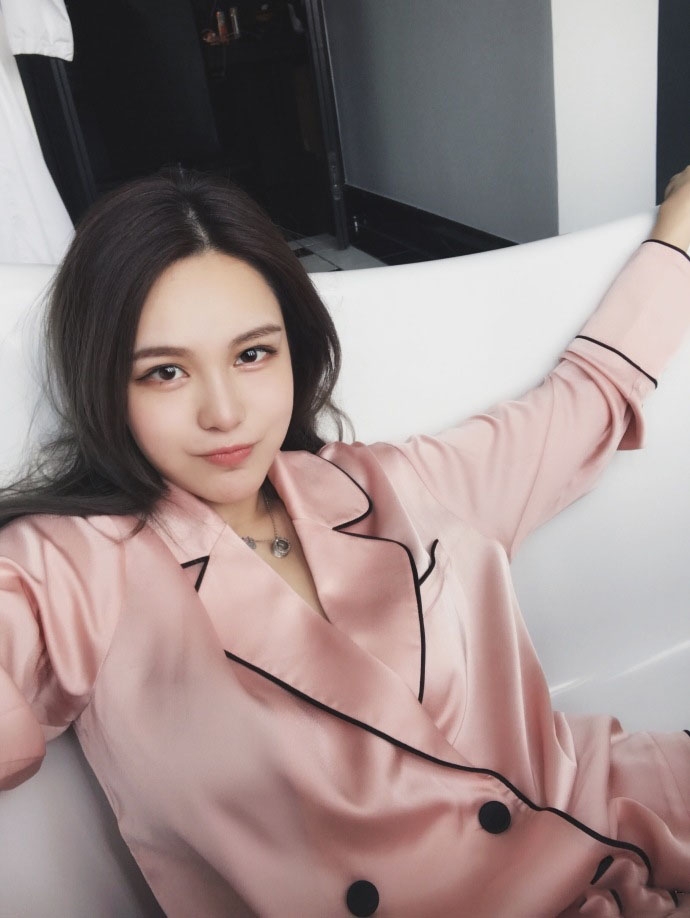 罗志祥女友家居自拍坐卧浴缸表情天真可爱_图-3