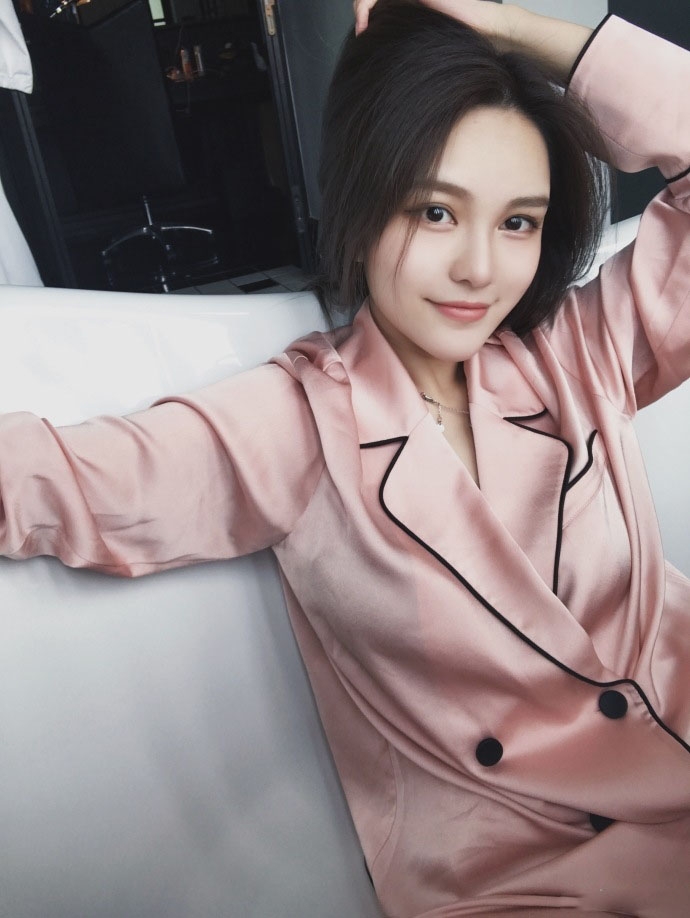 罗志祥女友家居自拍坐卧浴缸表情天真可爱_图-1