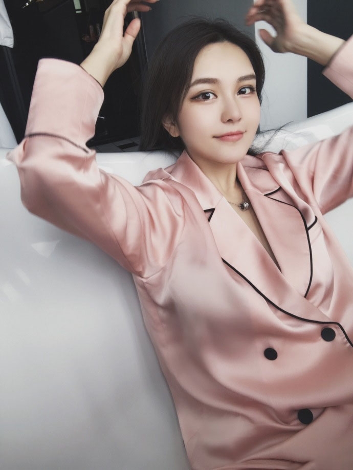 罗志祥女友家居自拍坐卧浴缸表情天真可爱_图-7