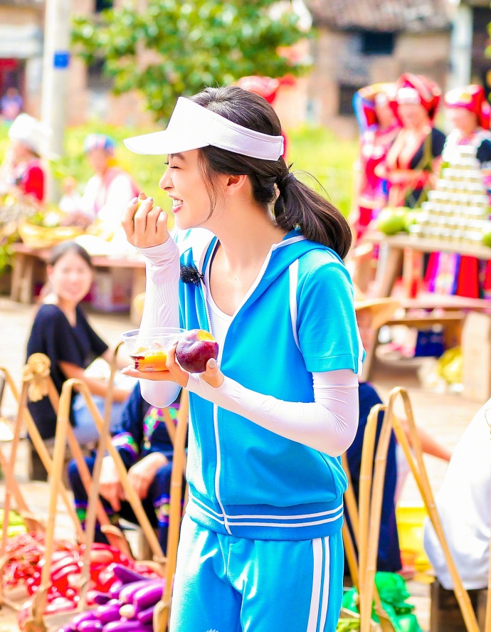 宋茜手提公鸡大口吃美食很女汉子又接地气！_图-4