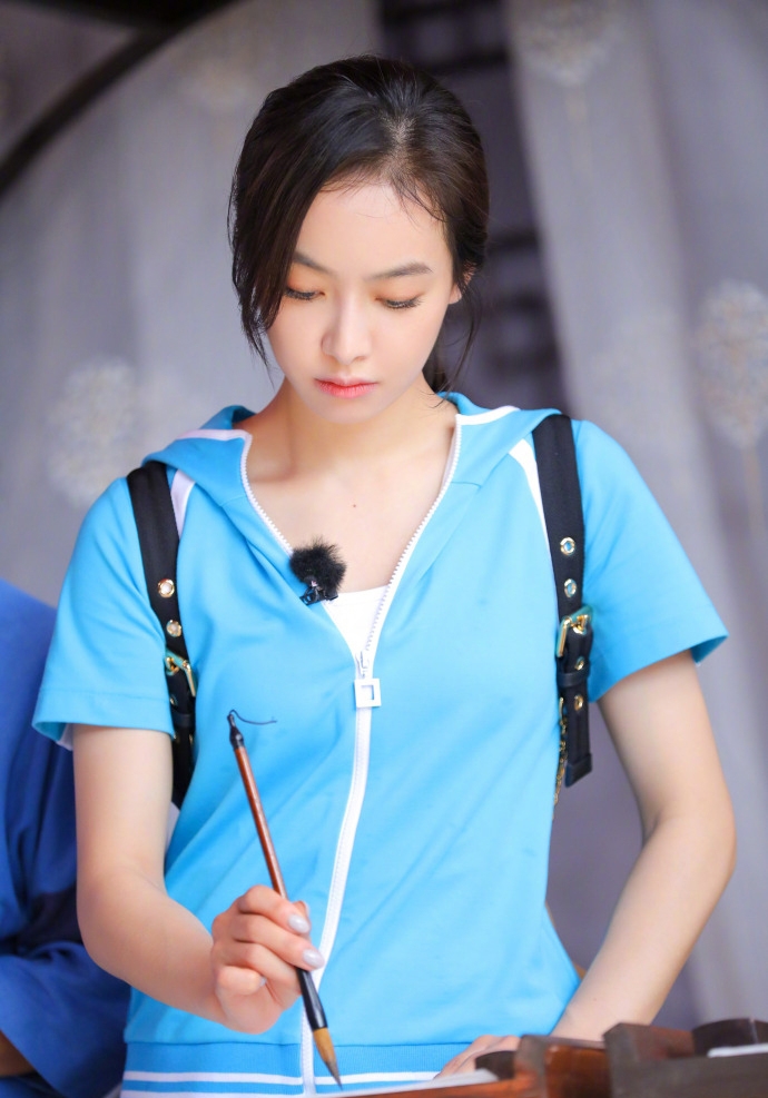 宋茜手提公鸡大口吃美食很女汉子又接地气！_图-7