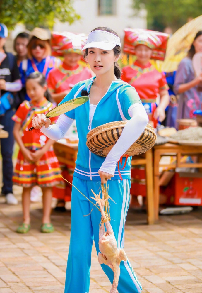 宋茜手提公鸡大口吃美食很女汉子又接地气！_图-3