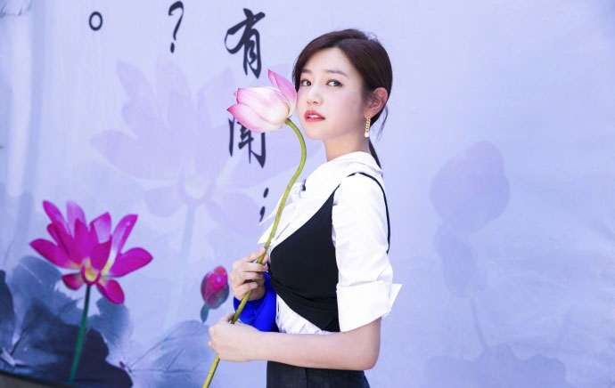 陈妍希手拿荷花雪肌红唇人比花娇_图-5