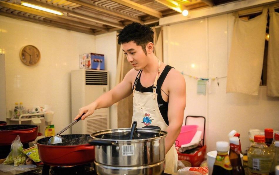 黄晓明担任厨师网友声称能减肥算我输！_图-1