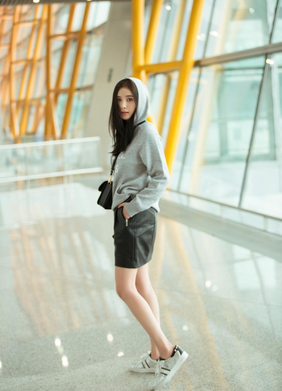 杨幂出发纽约时装周穿连帽卫衣大秀细白美腿_图-3