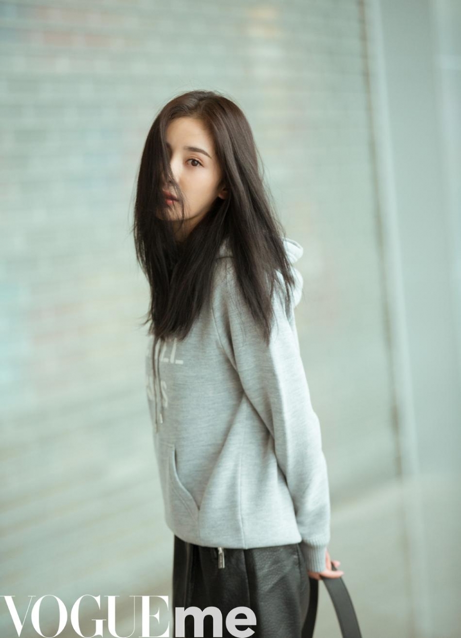 杨幂出发纽约时装周穿连帽卫衣大秀细白美腿_图-6