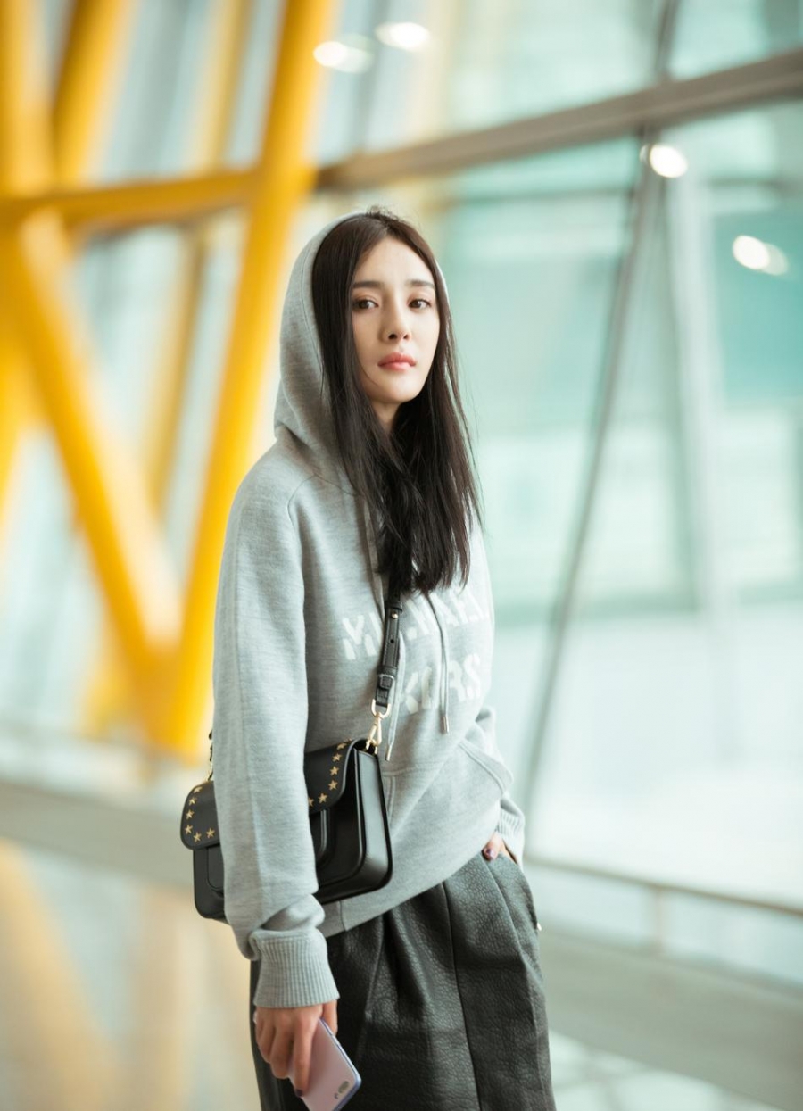 杨幂出发纽约时装周穿连帽卫衣大秀细白美腿_图-4