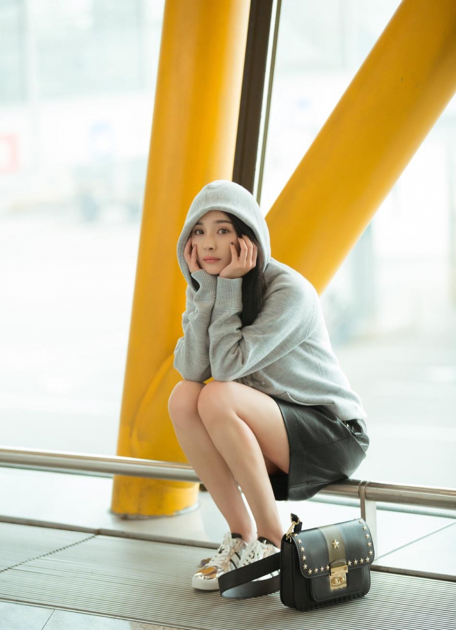 杨幂出发纽约时装周穿连帽卫衣大秀细白美腿_图-2