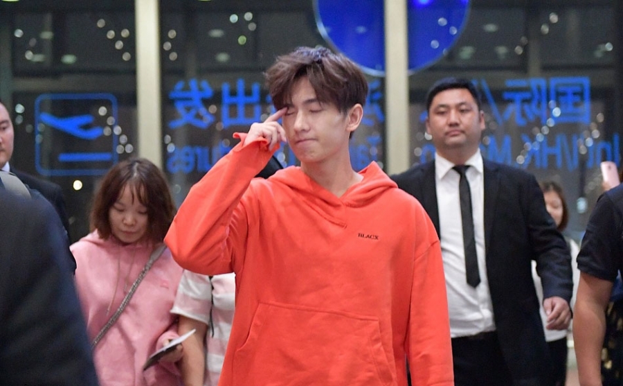 杨洋帅气现身首都机场抿嘴瞪眼抚眉变行走的表情包_图-4