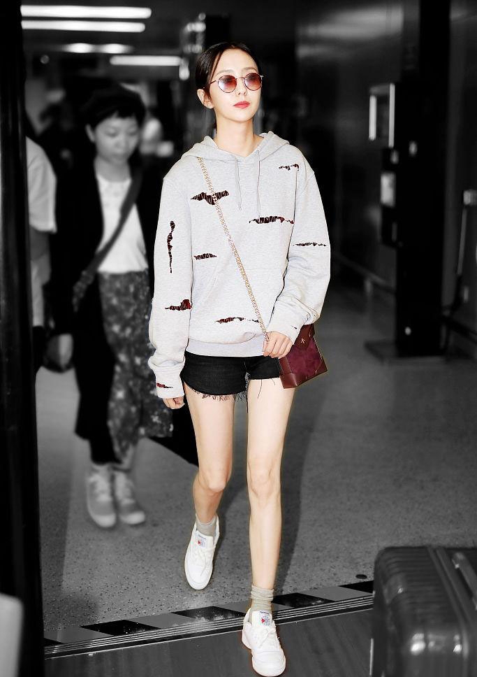 佟丽娅现身机场对镜嘟嘴可爱力满分_图-3