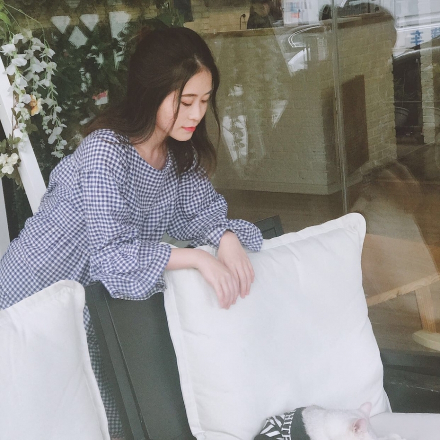 办公室小野晒美照文艺清新撸着猫咪_图-5