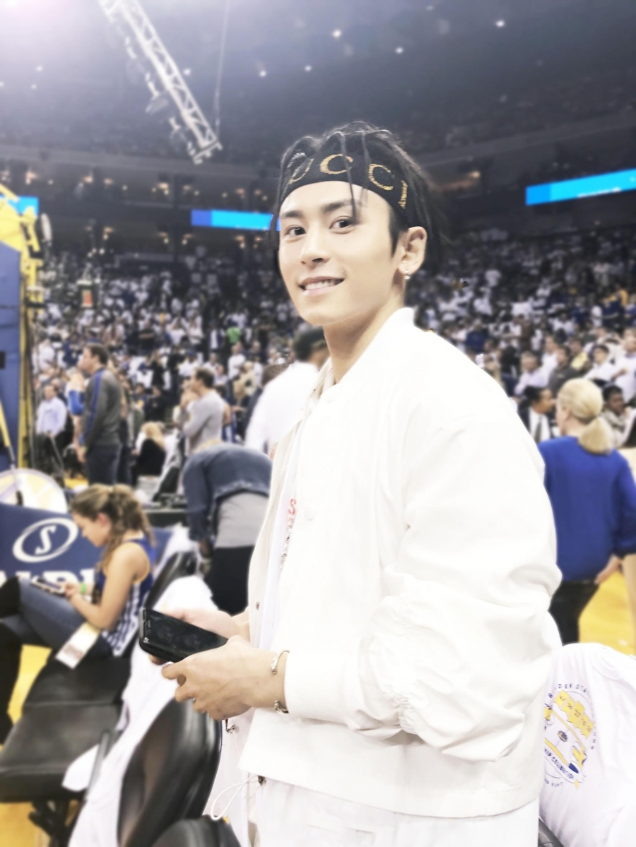 张哲瀚解说NBA揭幕赛头缠发带运动感十足_图-4