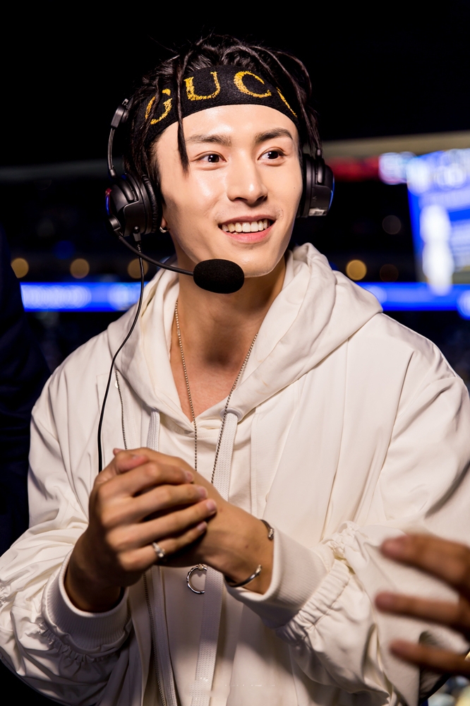 张哲瀚解说NBA揭幕赛头缠发带运动感十足_图-5