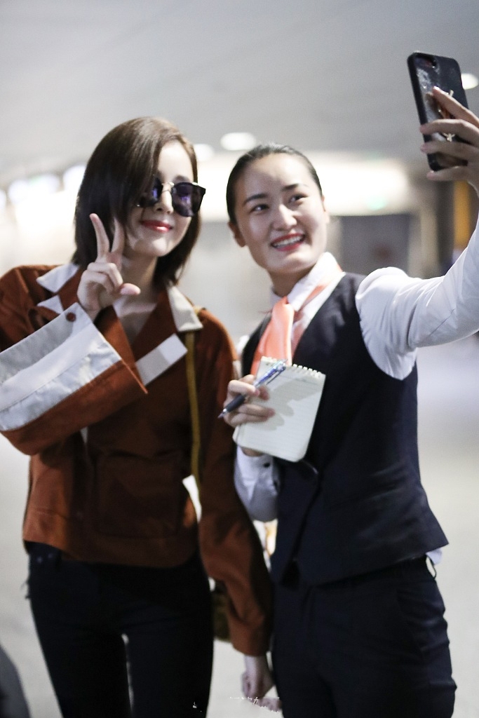 古力娜扎现身上海机场与地勤小姐姐比V合影_图-2