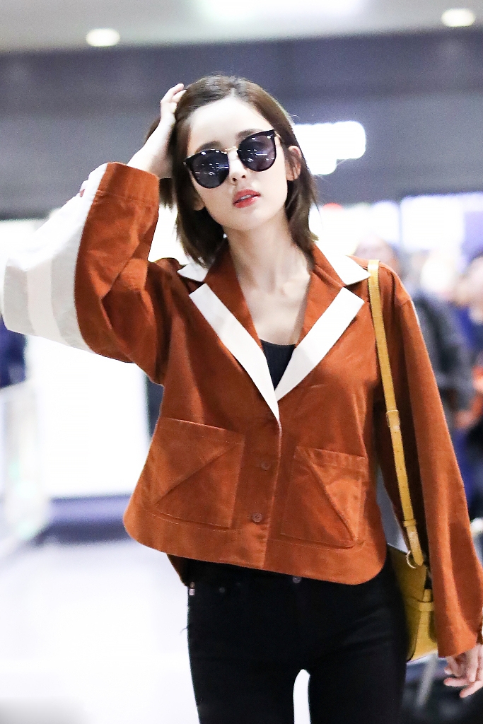 古力娜扎现身上海机场与地勤小姐姐比V合影_图-5