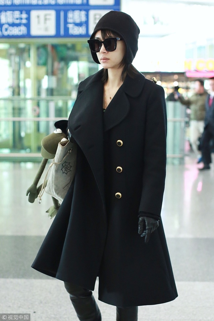 王子文机场全黑Look架黑超穿长靴秒变1米8_图-1