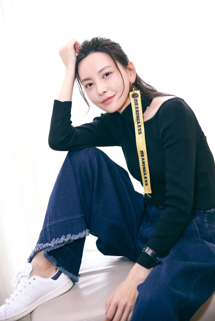 于文文路演广州站不羁眼神演绎个性女孩_图-9