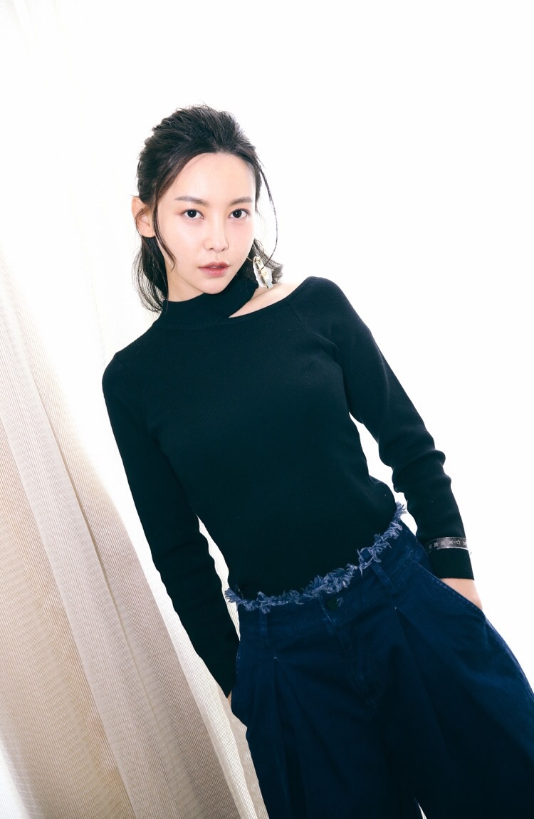 于文文路演广州站不羁眼神演绎个性女孩_图-2