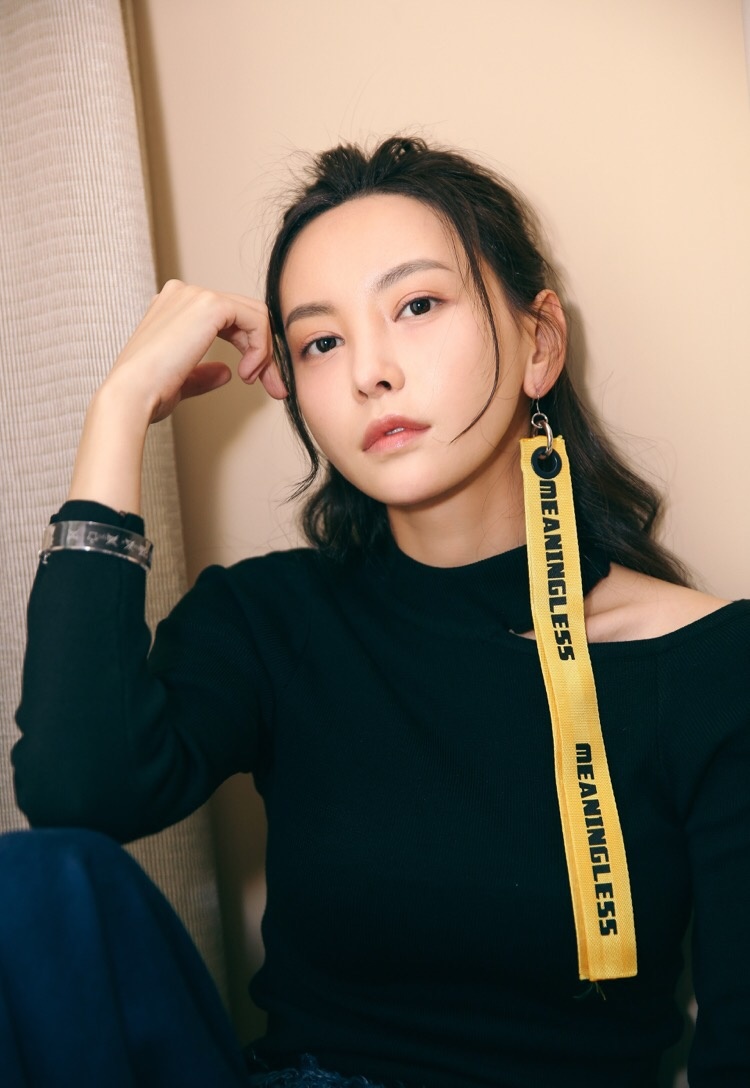 于文文路演广州站不羁眼神演绎个性女孩_图-5