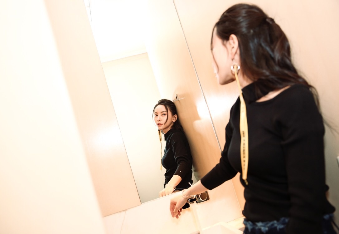 于文文路演广州站不羁眼神演绎个性女孩_图-8