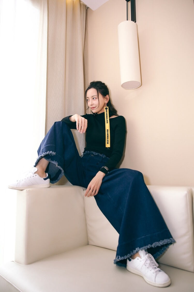 于文文路演广州站不羁眼神演绎个性女孩_图-3