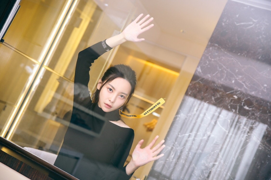 于文文路演广州站不羁眼神演绎个性女孩_图-4
