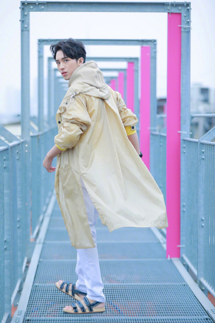 许魏洲米兰时装周FENDI?风衣在身飘逸撩人_图-3