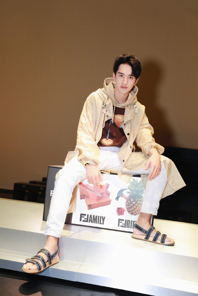 许魏洲米兰时装周FENDI?风衣在身飘逸撩人_图-5