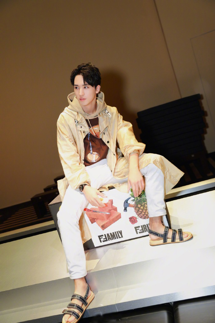 许魏洲米兰时装周FENDI?风衣在身飘逸撩人_图-7