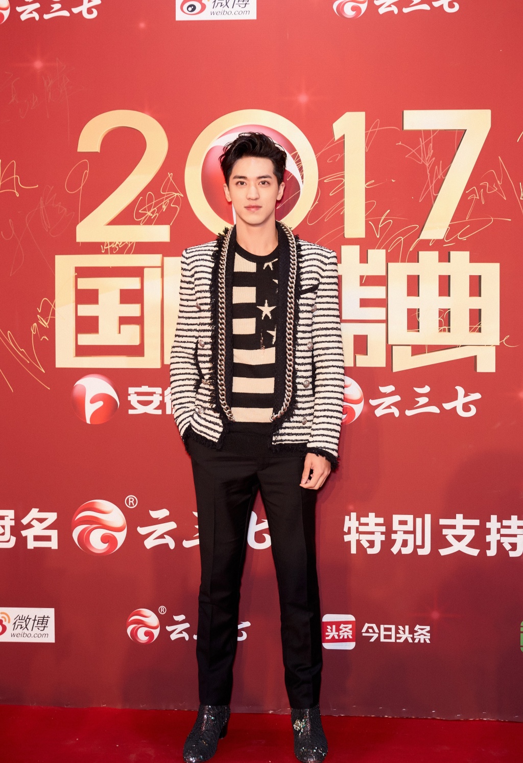 许魏洲颜好气质佳行走的衣架造型百变时尚感爆棚_图-9