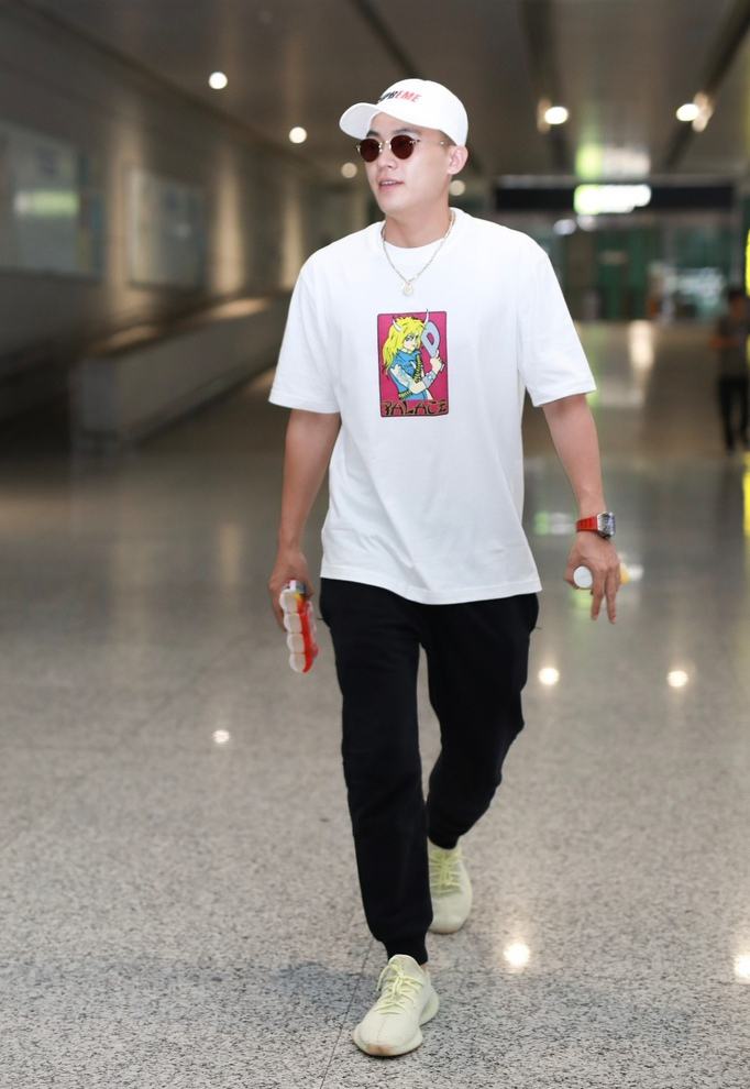 欧豪黑白搭现身机场似展现“幸福肥”_图-2