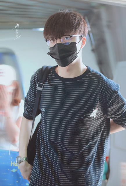 陈立农条纹T现机场眼镜背包学生气十足_图-3