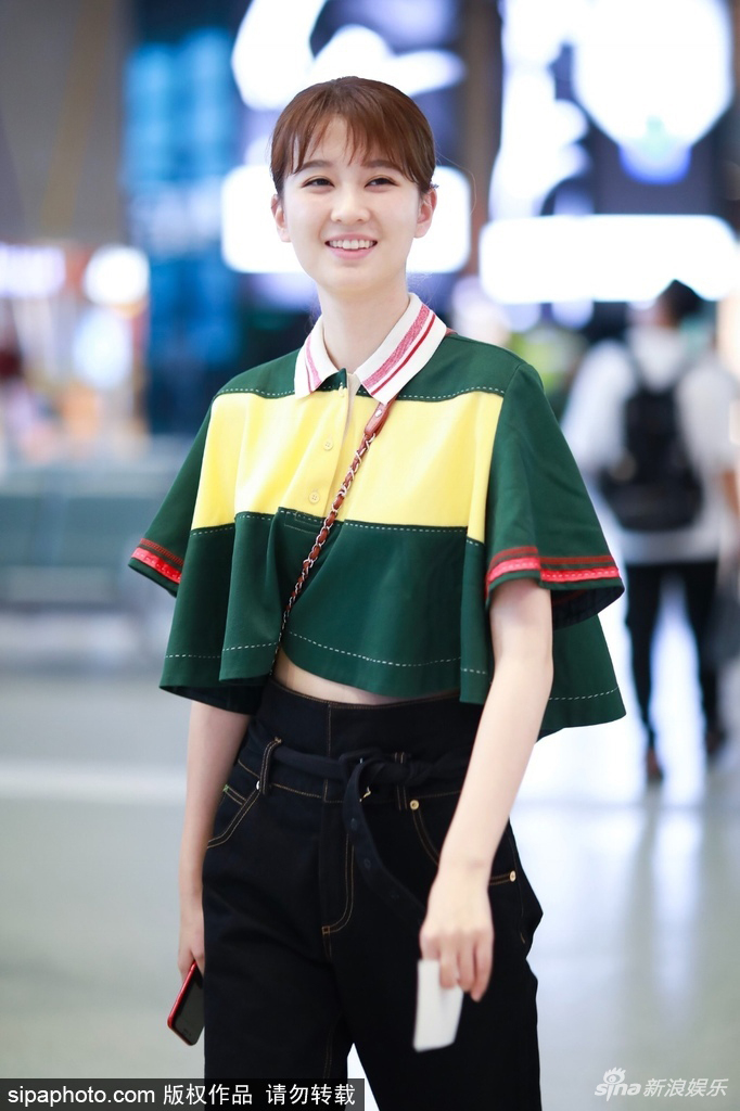乔欣身材苗条秀小蛮腰嘟嘴回眸撩发迷人_图-5
