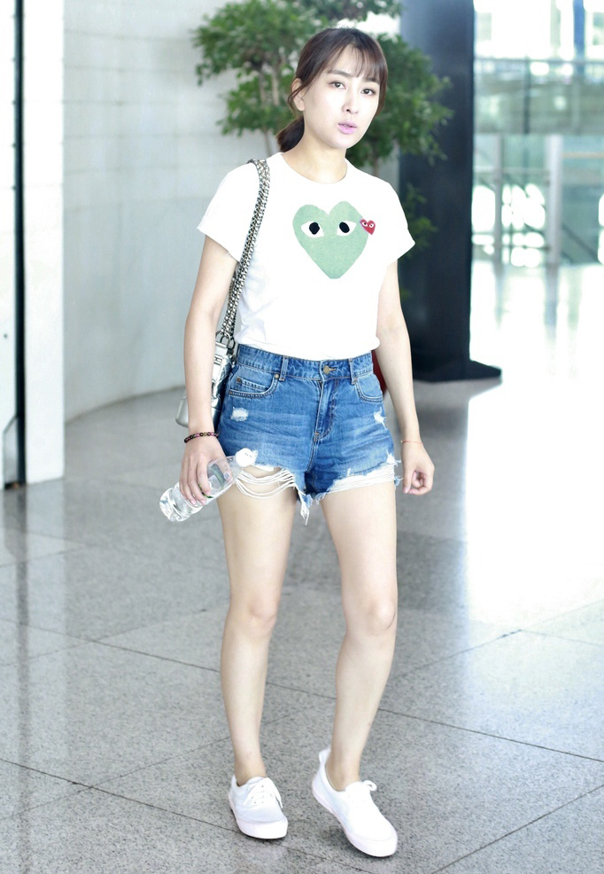 马苏白T牛仔短裤现身机场清爽似少女_图-1