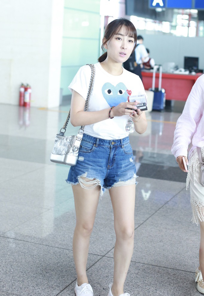 马苏白T牛仔短裤现身机场清爽似少女_图-5