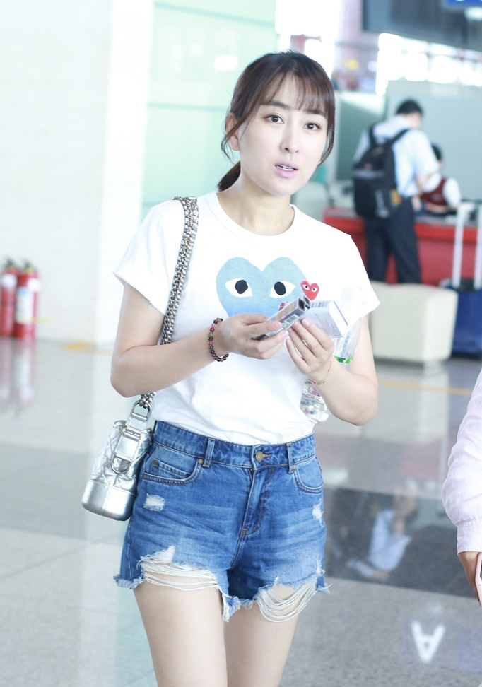 马苏白T牛仔短裤现身机场清爽似少女_图-2