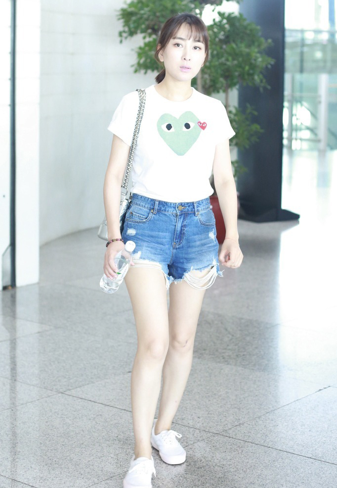 马苏白T牛仔短裤现身机场清爽似少女_图-4