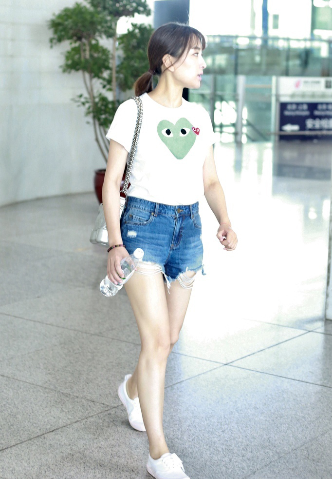 马苏白T牛仔短裤现身机场清爽似少女_图-3