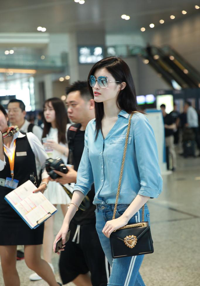 何穗墨镜现身机场身材高挑显超模范_图-5