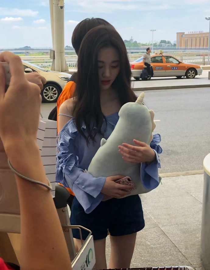 鞠婧祎机场生图颜值能打皮美腿纤细气质绝佳_图-1