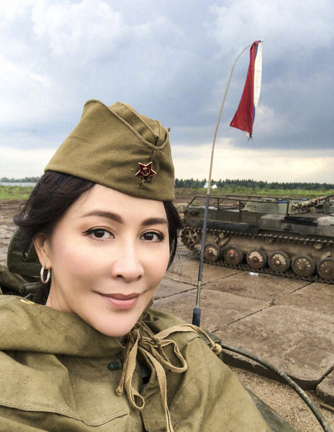 刘嘉玲穿军装伏地射击英姿飒爽十足_图-1