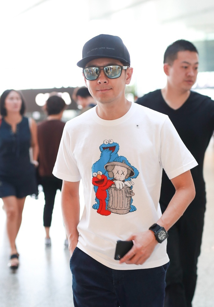 林志颖卡通T恤现身机场单手插口袋不失星范_图-1