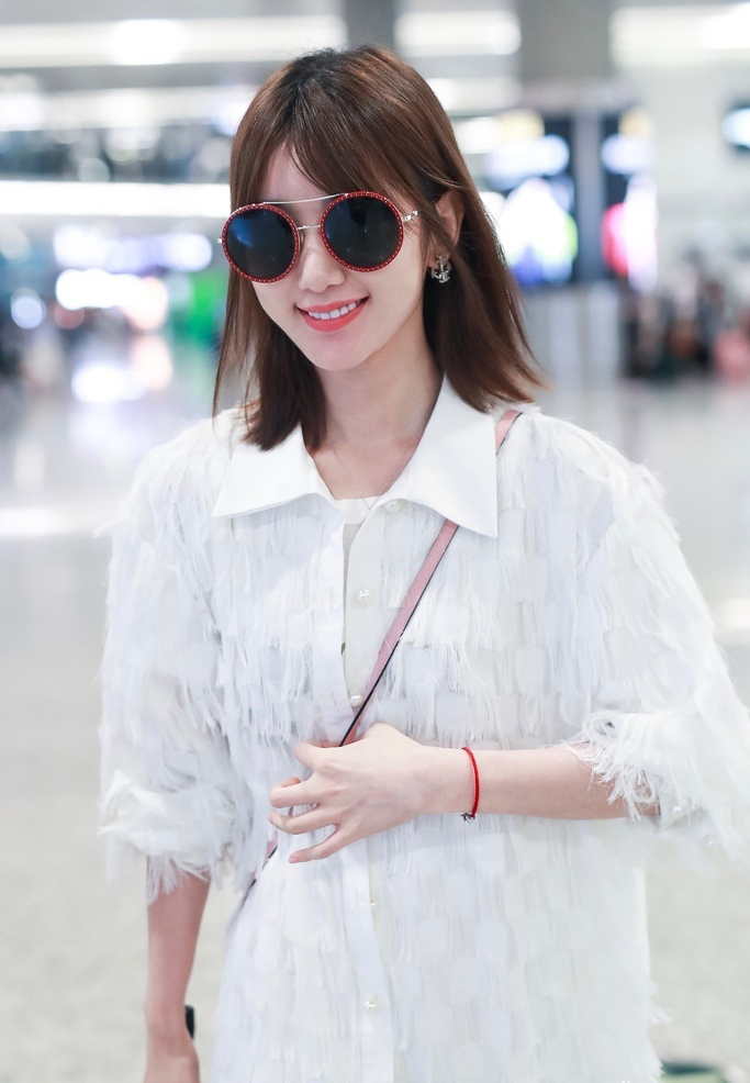 毛晓彤现身虹桥装扮清爽秀美腿_图-1