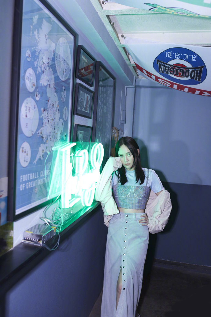 陈乔恩穿红白格子衫俏皮十足表情严肃冷酷girl_图-4