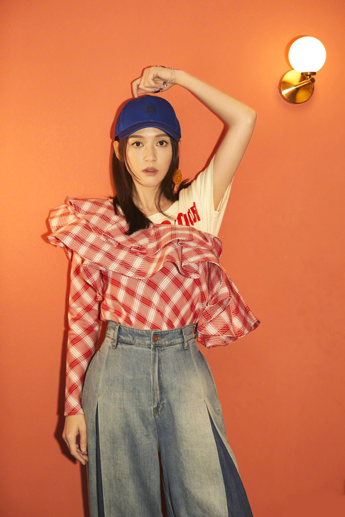 陈乔恩穿红白格子衫俏皮十足表情严肃冷酷girl_图-5