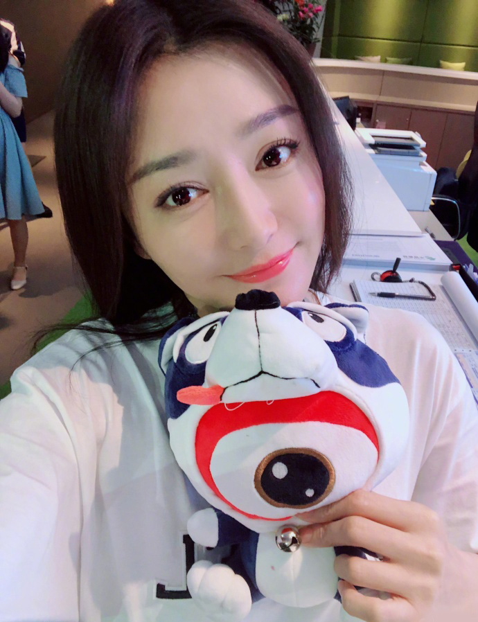 秦岚抱玩偶自拍甜笑少女感十足_图-2