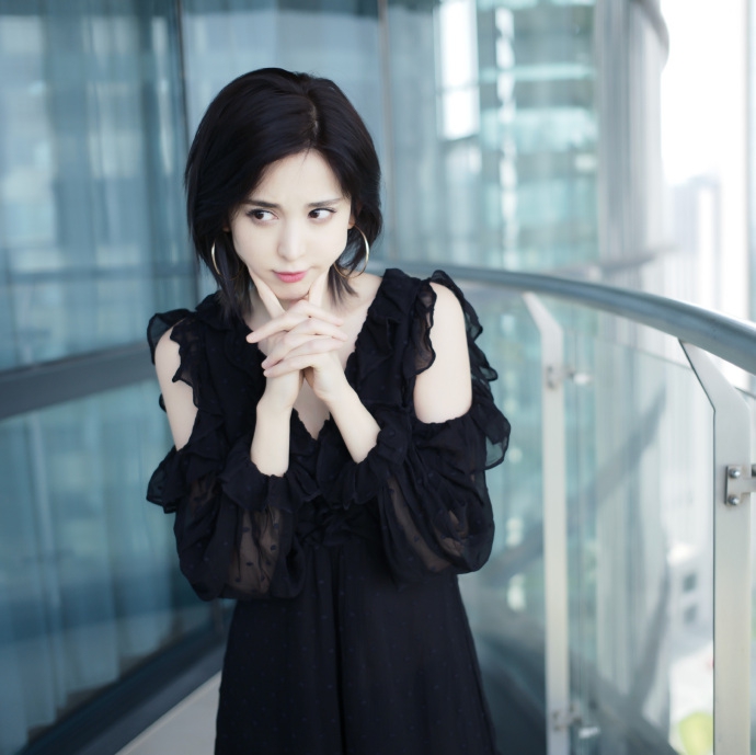 娜扎穿黑色露美背双手托腮萌萌哒_图-3