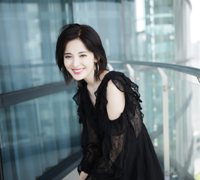 娜扎穿黑色露美背双手托腮萌萌哒_图-1