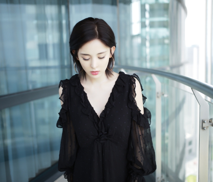 娜扎穿黑色露美背双手托腮萌萌哒_图-4